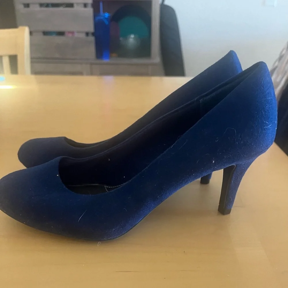 Classic Women's Blue Suede Pumps